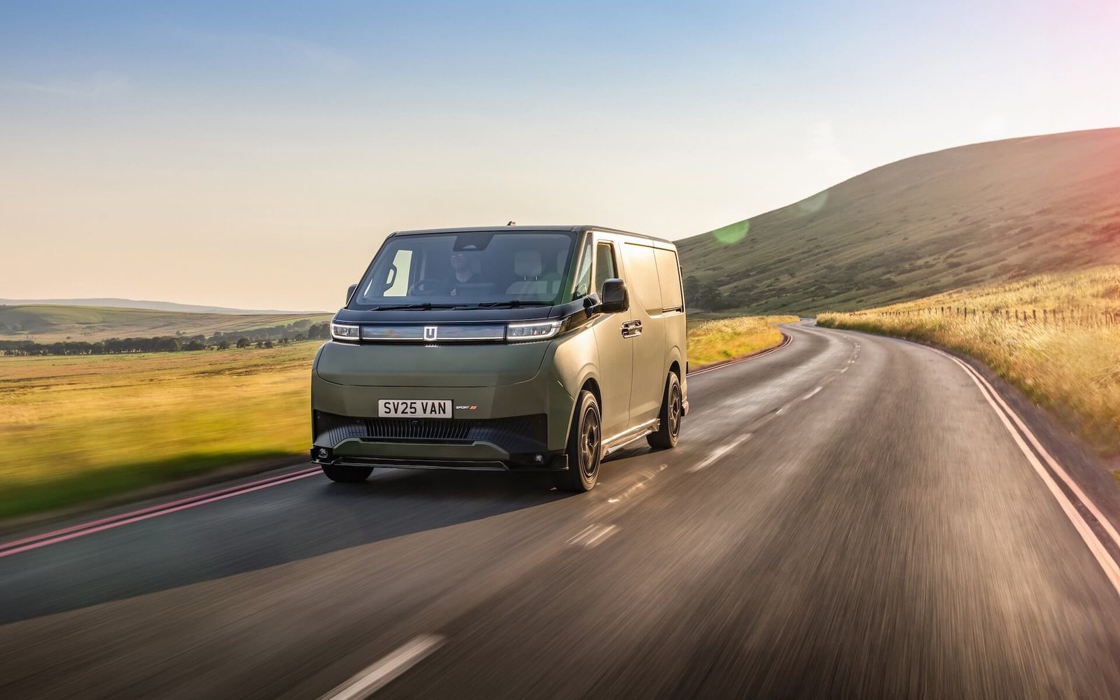 Farizon Super VAN en ruta al atardecer
