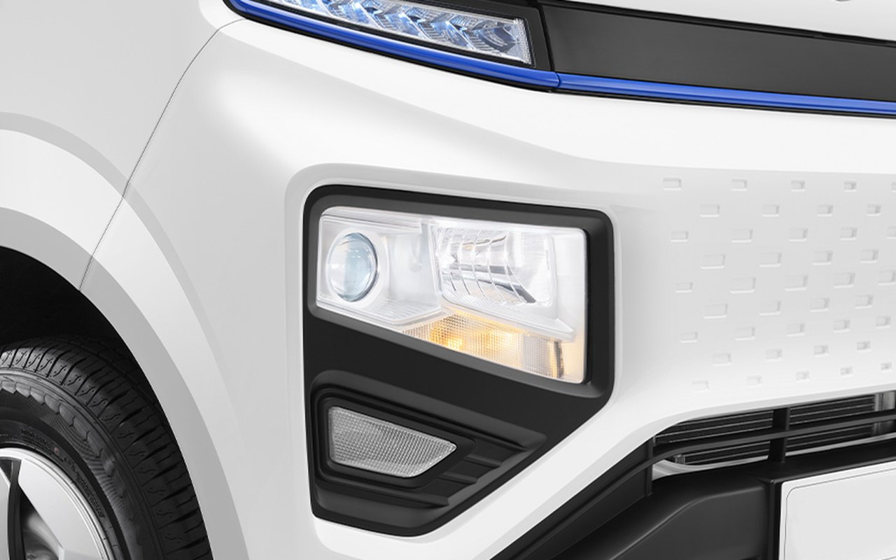Detalle del faro y la firma lumínica del Farizon V6E